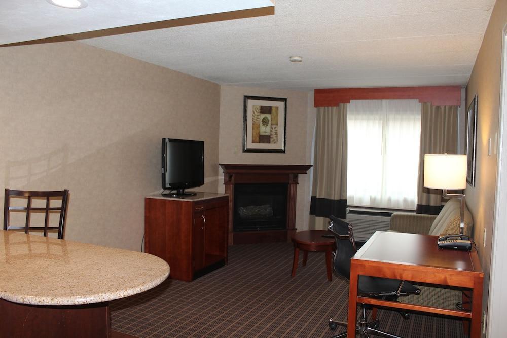 Comfort Inn & Suites West Springfield Bagian luar foto