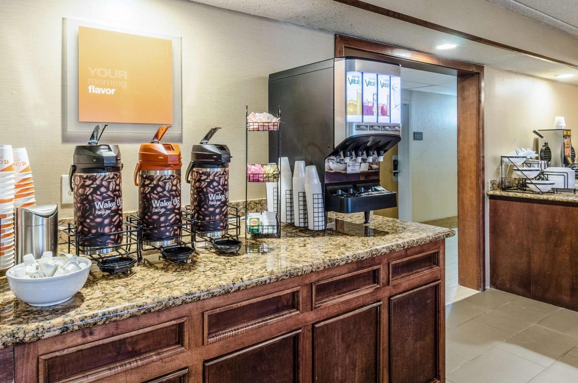 Comfort Inn & Suites West Springfield Bagian luar foto