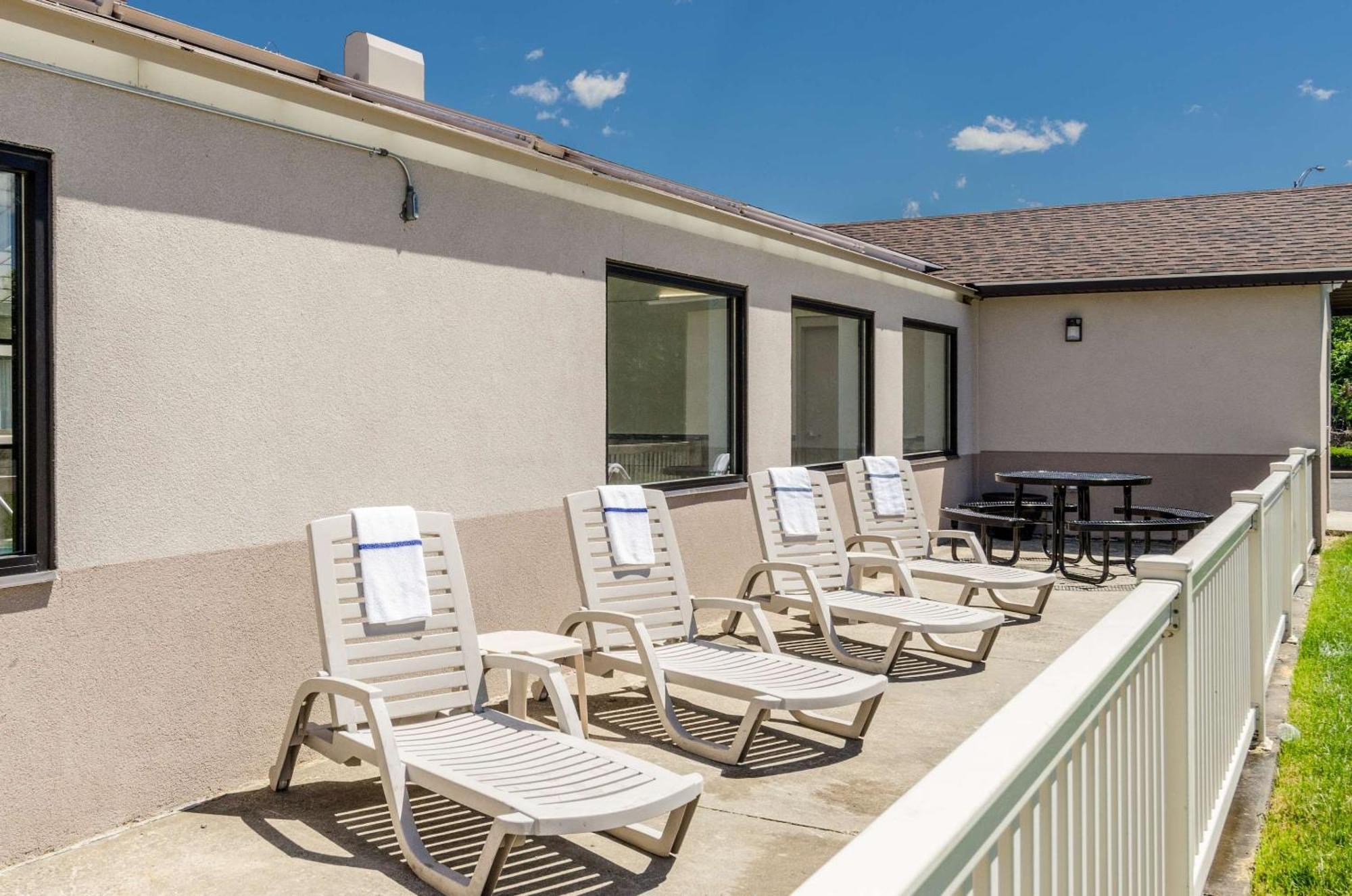 Comfort Inn & Suites West Springfield Bagian luar foto