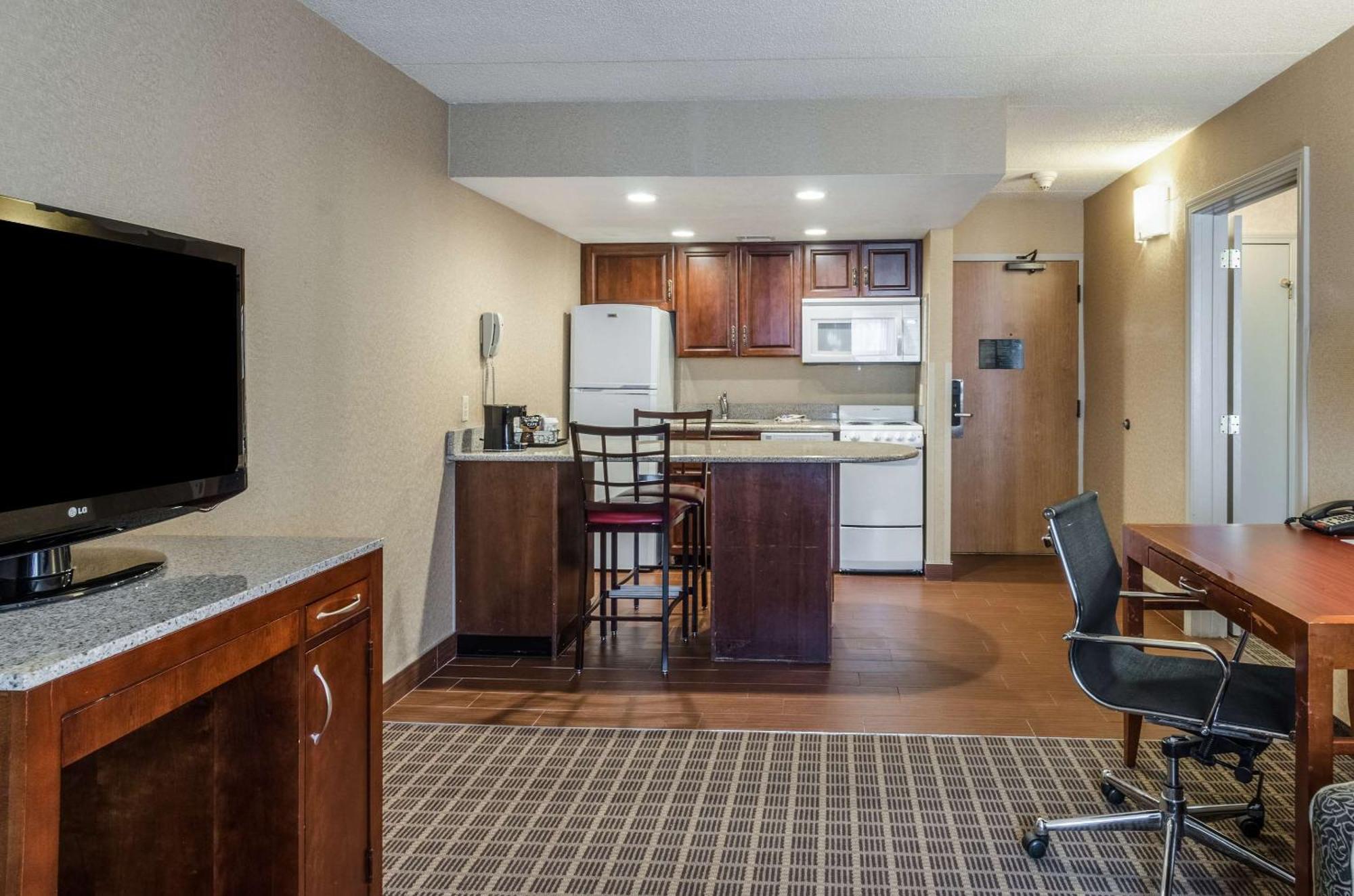 Comfort Inn & Suites West Springfield Bagian luar foto