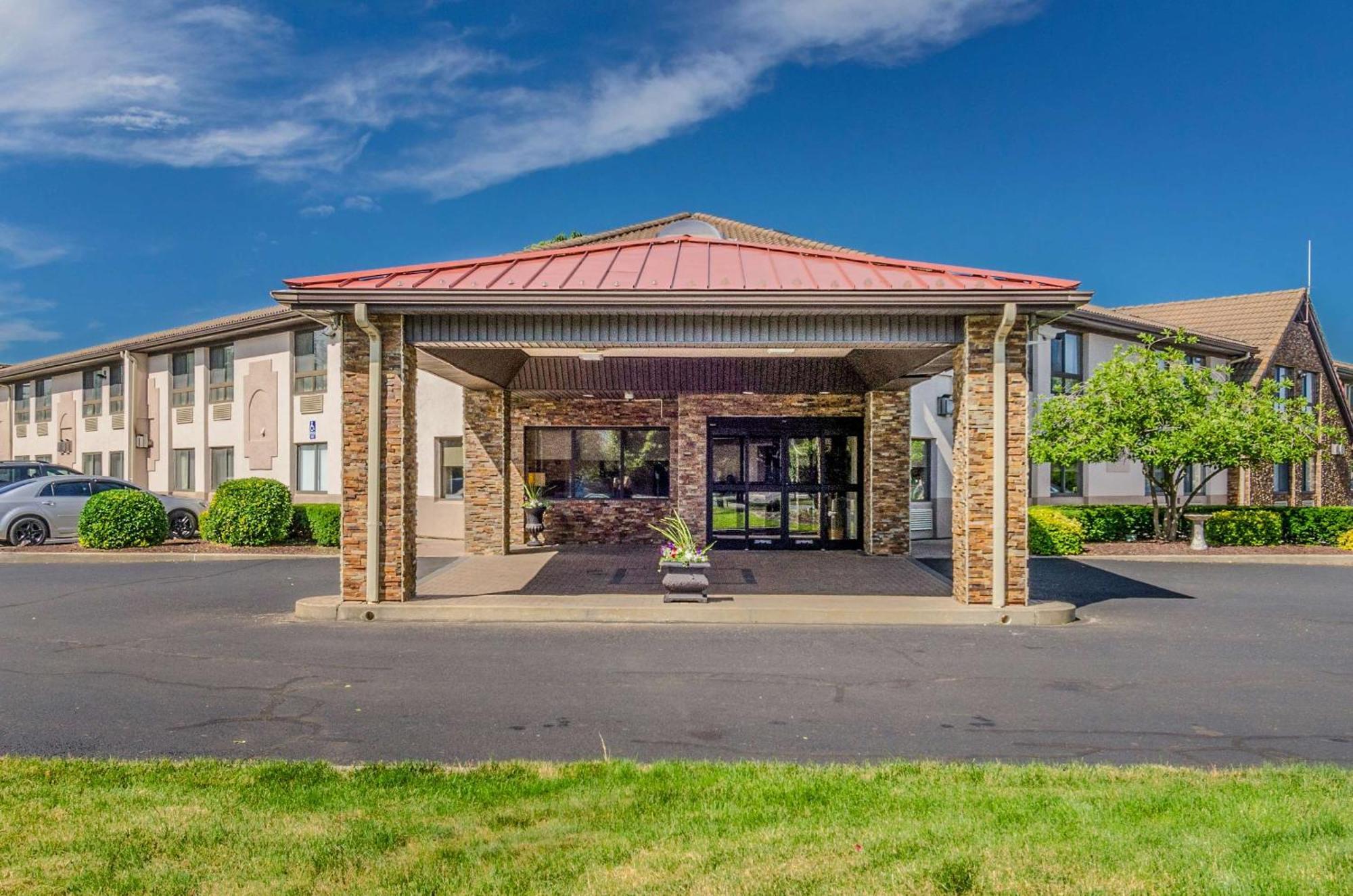 Comfort Inn & Suites West Springfield Bagian luar foto
